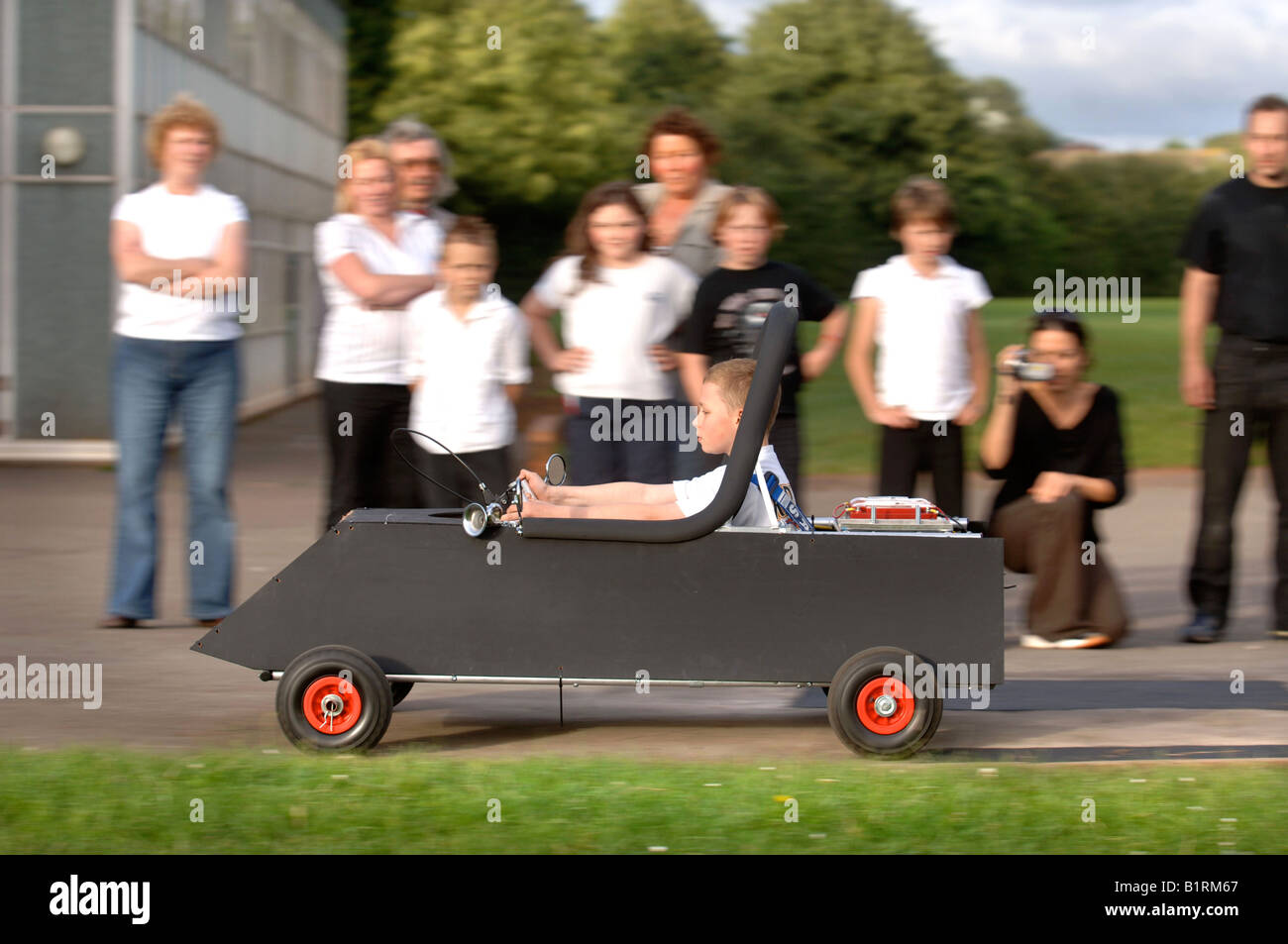 ELTERN UND SCHÜLERINNEN UND SCHÜLER DER GRUNDSCHULE RODFORD IN YATE, SOUTH GLOUCESTERSHIRE MIT IHRER HAND GEBAUT ELEKTRO-BAUSATZ AUTO UK Stockfoto