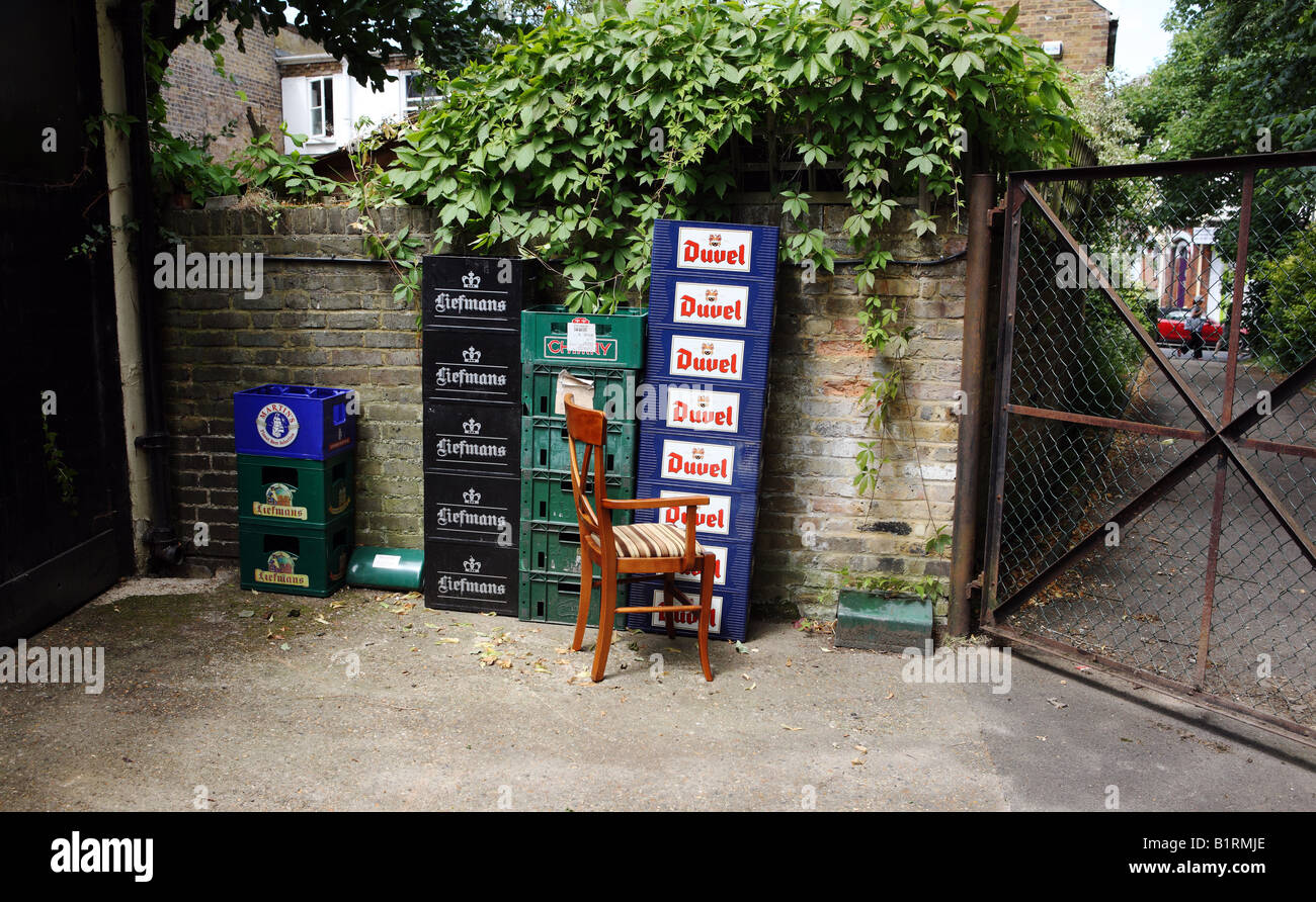 Belgisches Bier Fällen vor einem britischen Pub. Stockfoto