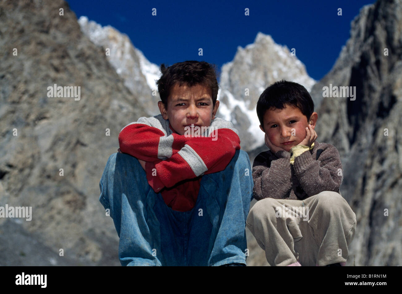 Jungen, Karakorum Highway, Sust, Northern Territories, Pakistan, Asien Stockfoto