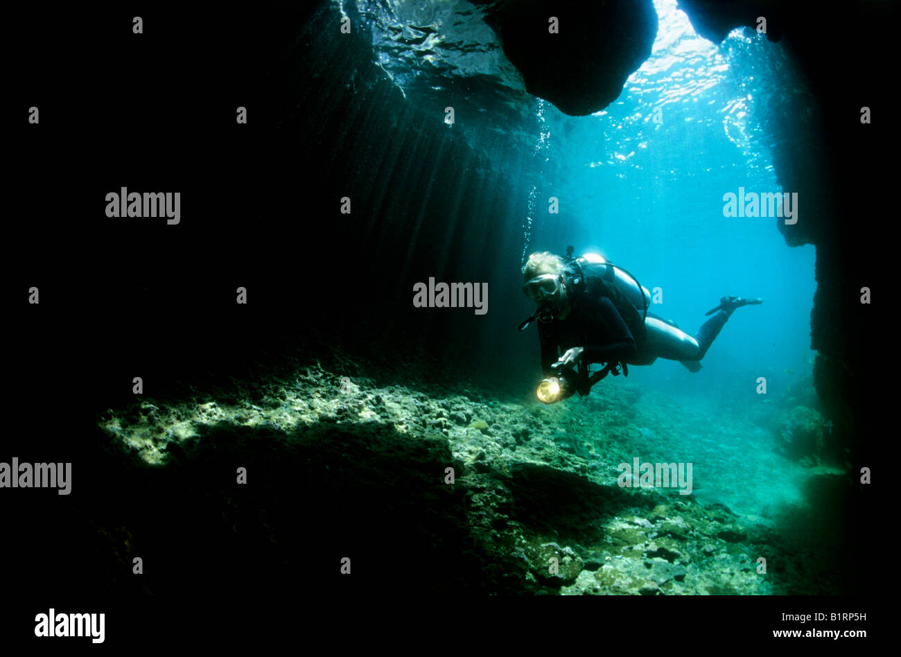 Taucher, die Erkundung einer Unterwasserhöhle, Musandam, Oman, Arabische Halbinsel, Naher Osten, Indischer Ozean Stockfoto