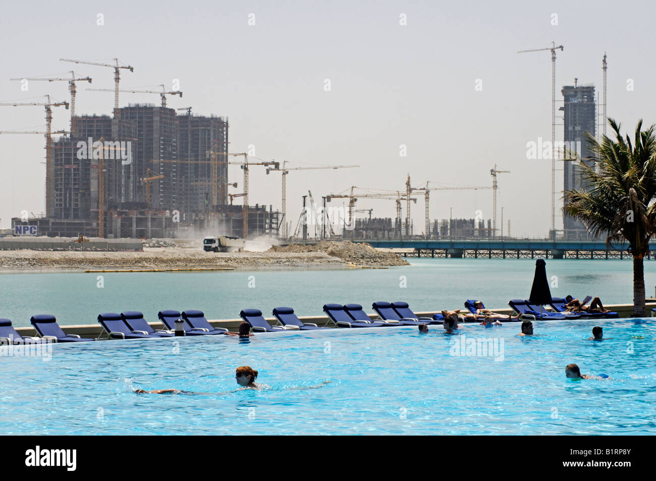 Swimming Pool vor einer großen Baustelle in Abu Dhabi, Vereinigte Arabische Emirate, Asien Stockfoto
