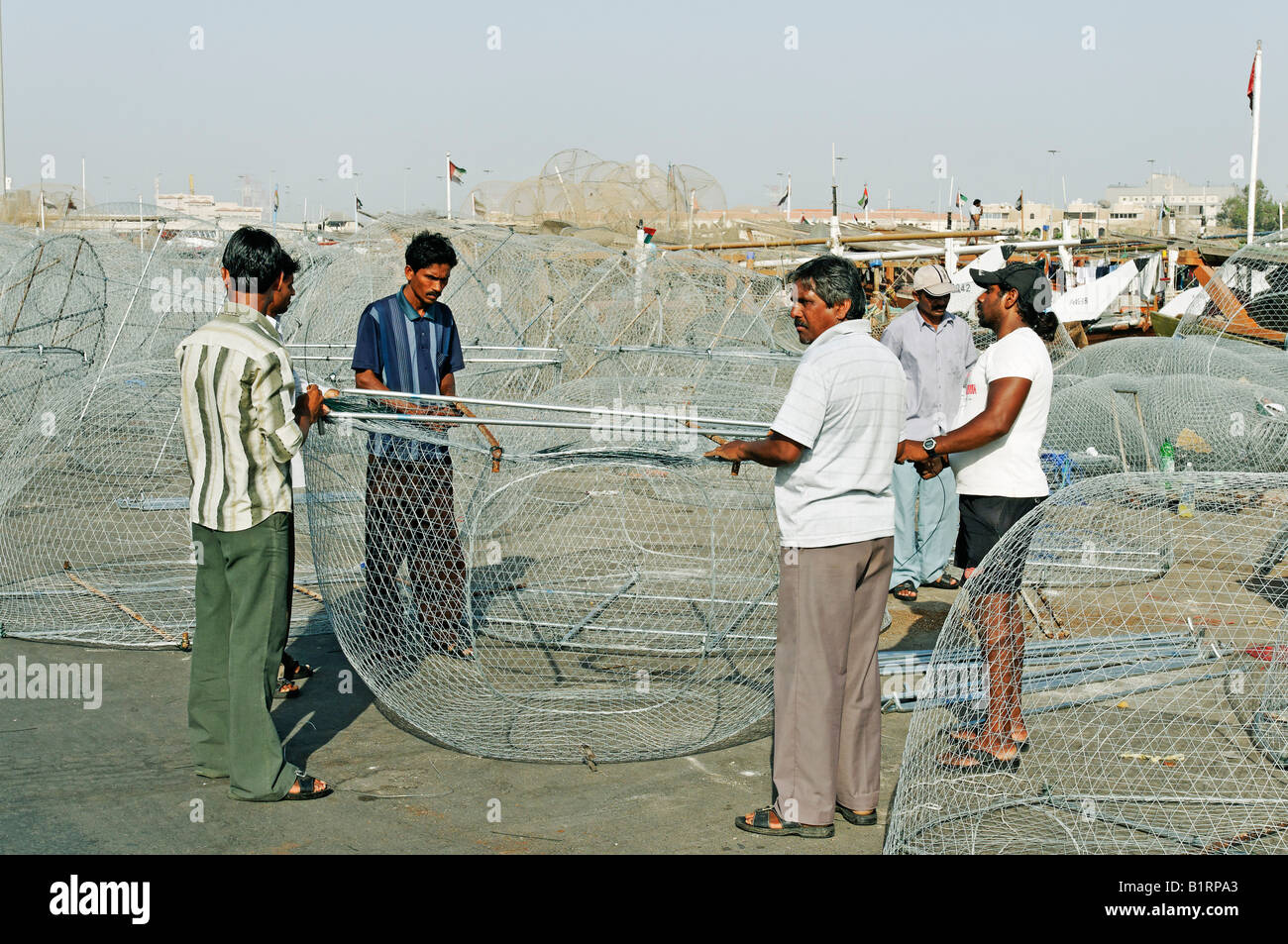 Männer Gebäude eine neue Fischerei-Falle, Port Dhau in Abu Dhabi City, Emirat Abu Dhabi, Vereinigte Arabische Emirate, Asien Stockfoto