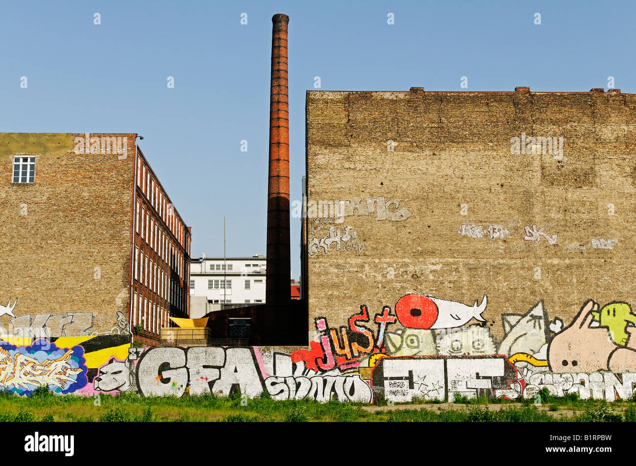 Brachflächen oder verlassenen Industriegelände mit Graffiti, Friedrichshain-Kreuzberg, Berlin, Deutschland, Europa Stockfoto