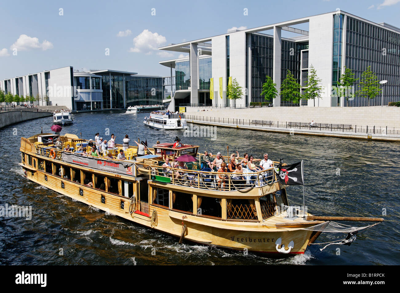 Touristischen Schiff vor Marie-Elisabeth-Lueders Haus, Regierungsviertel, Regierung Viertel, Berlin, Deutschland, Europa Stockfoto