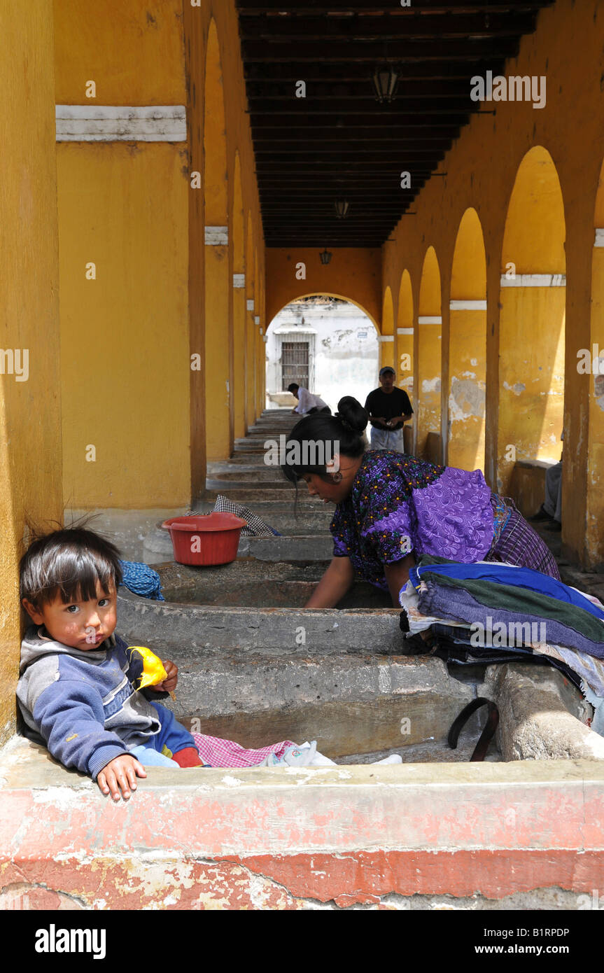 Junge und Mutter, öffentlichen waschen quadratisch, La Union Park, Antigua Guatemala, Guatemala, Mittelamerika Stockfoto