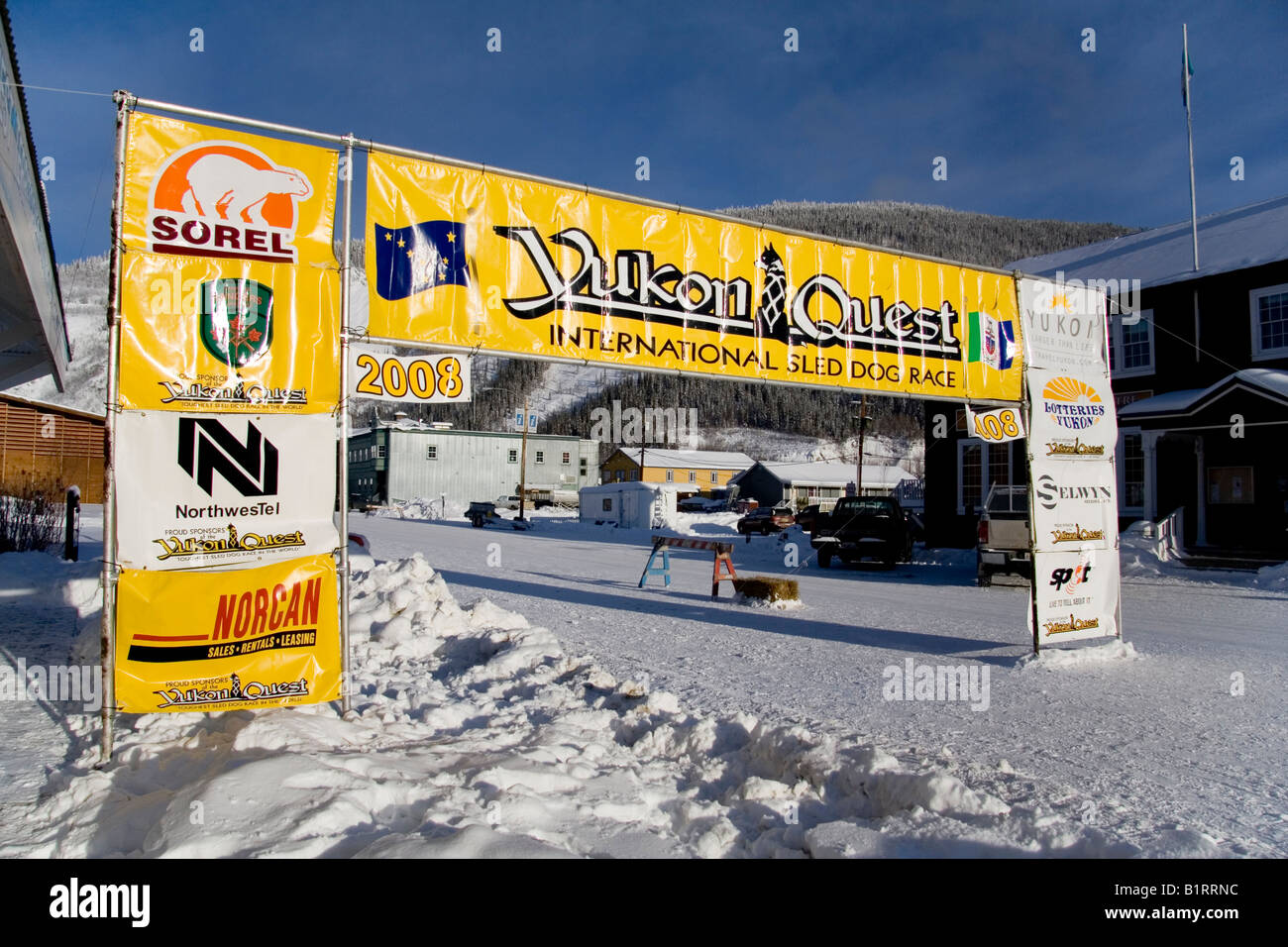 Yukon Quest Schlittenhunderennen Banner in Dawson City, Yukon Territorium, Kanada, Nordamerika Stockfoto