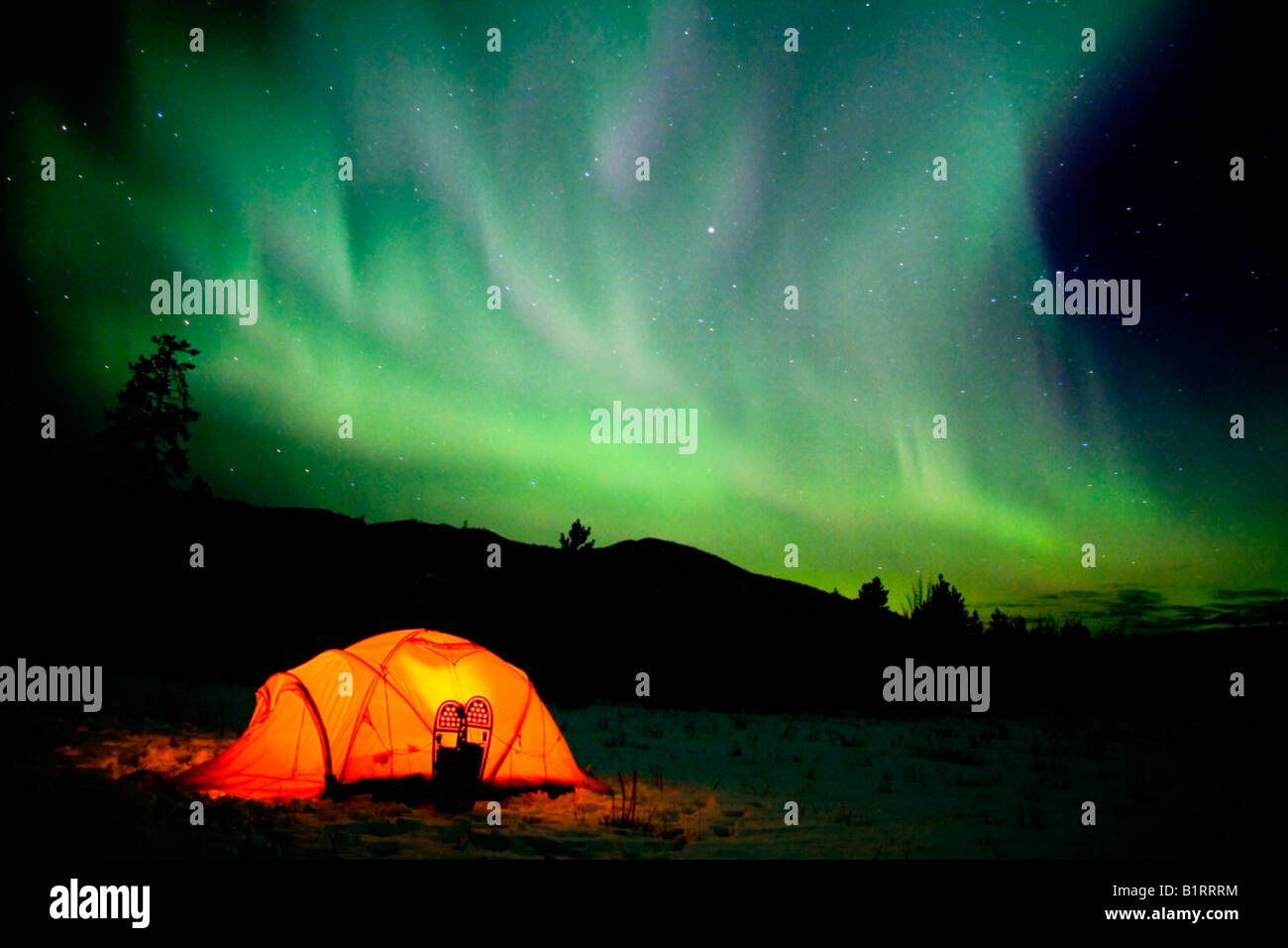 Zelt mit Schneeschuhen, Nordlichter (Aurora Borealis) Gemeinkosten, Yukon Territorium, Kanada, Nordamerika Stockfoto