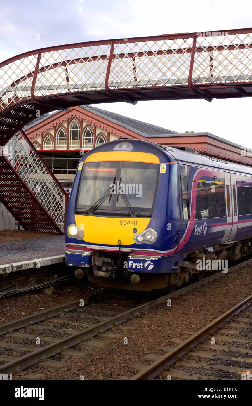 Klasse 170 Dmu keine 170 428 warten in Aviemore mit dem 11 25 nach Edinburgh Schottland Highlands Stockfoto