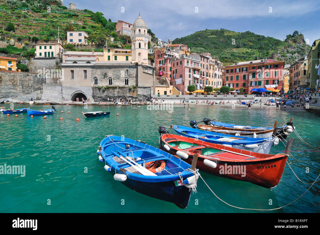 Blick auf den Hafen in Vernazzo mit dem Meer und die Fischerboote im Vordergrund, Ligurien, Cinque Terre, Italien, Europa Stockfoto