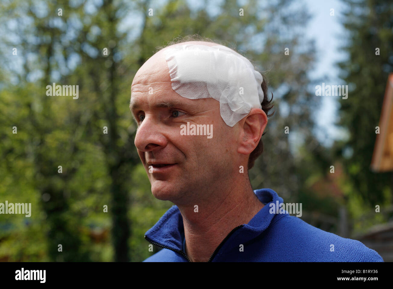 Porträt eines Mannes, 45, mit einem Pflaster auf seinem Kopf, Geretsried, Bayern, Deutschland, Europa Stockfoto