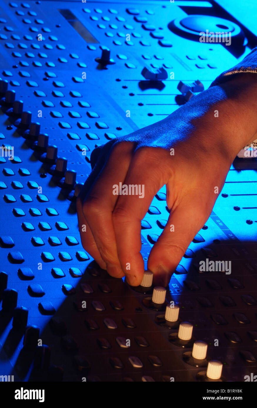 Händen der Tontechniker anpassen die Regulatoren von einer professionellen Mixer-Einheit Stockfoto
