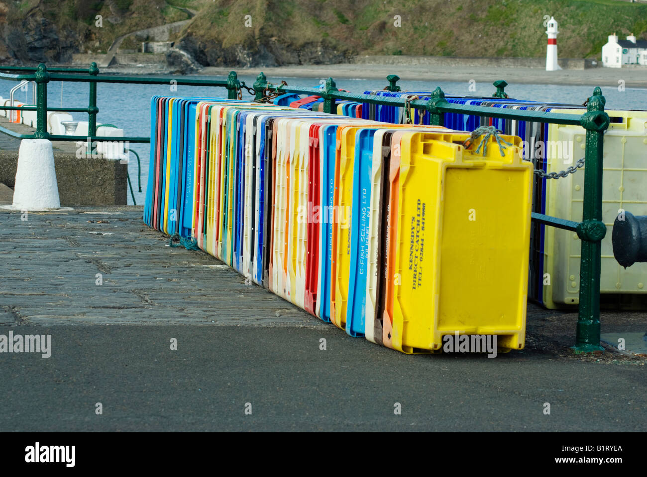 Farbigen Fischen Kisten gestapelt in einer Linie Port Erin Stockfoto