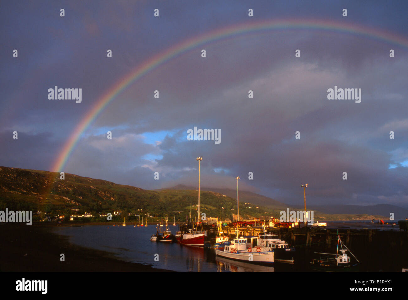 Regenbogen über ein Fischerdorf in Schottland, Großbritannien, Europa Stockfoto