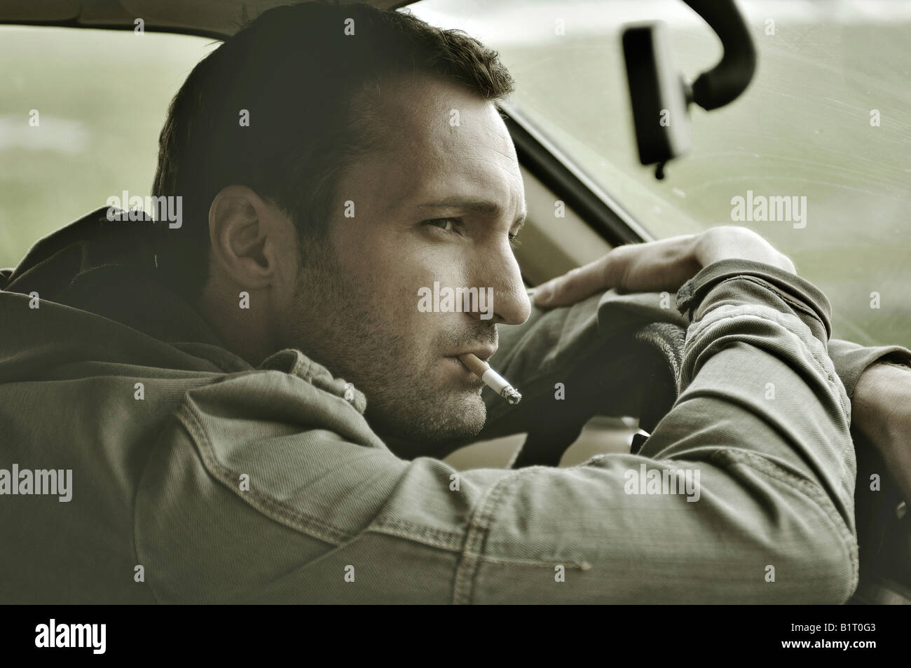 31 Jahre alter Mann verkleidet als James Dean im Auto Stockfoto