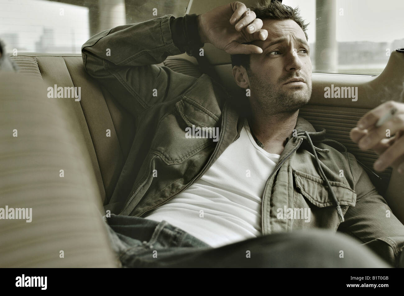 31 Jahre alter Mann verkleidet als James Dean im Auto Stockfoto