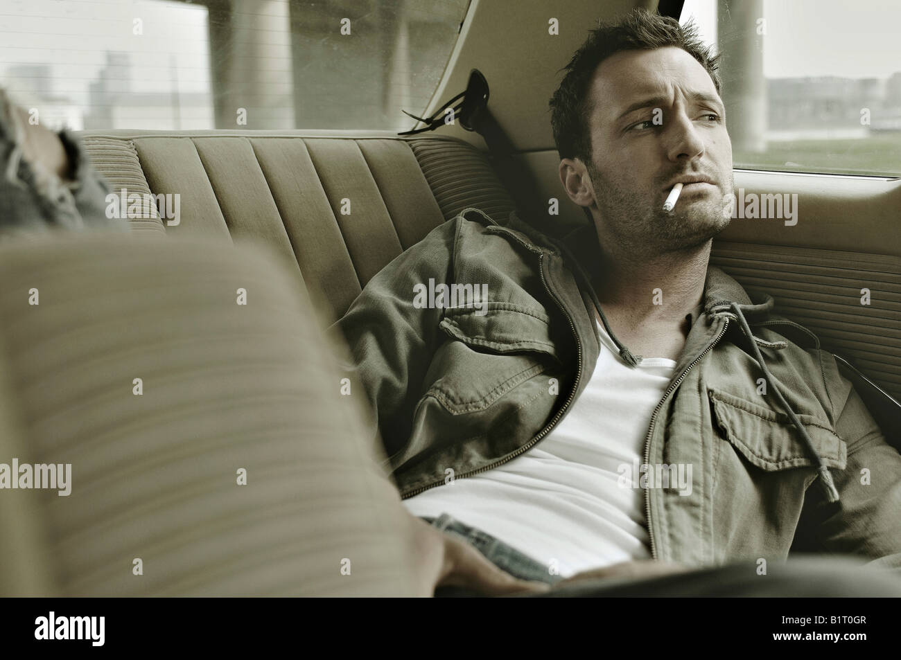 31 Jahre alter Mann verkleidet als James Dean im Auto Stockfoto