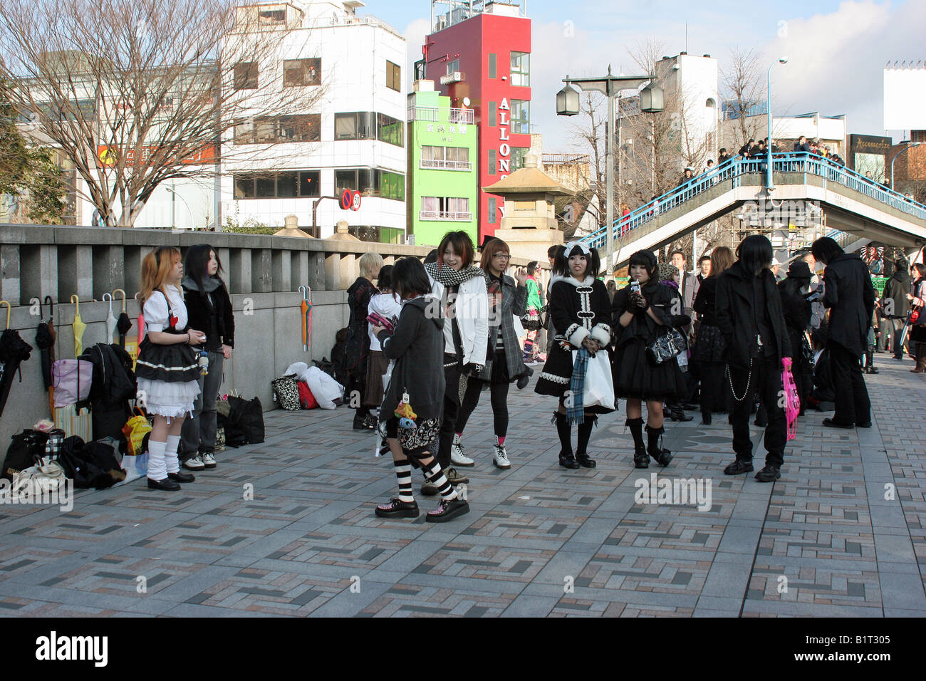 Harajuku Girls street-Style auf der Brücke in der Nähe von Bahnhof in Tokio Japan Stockfoto