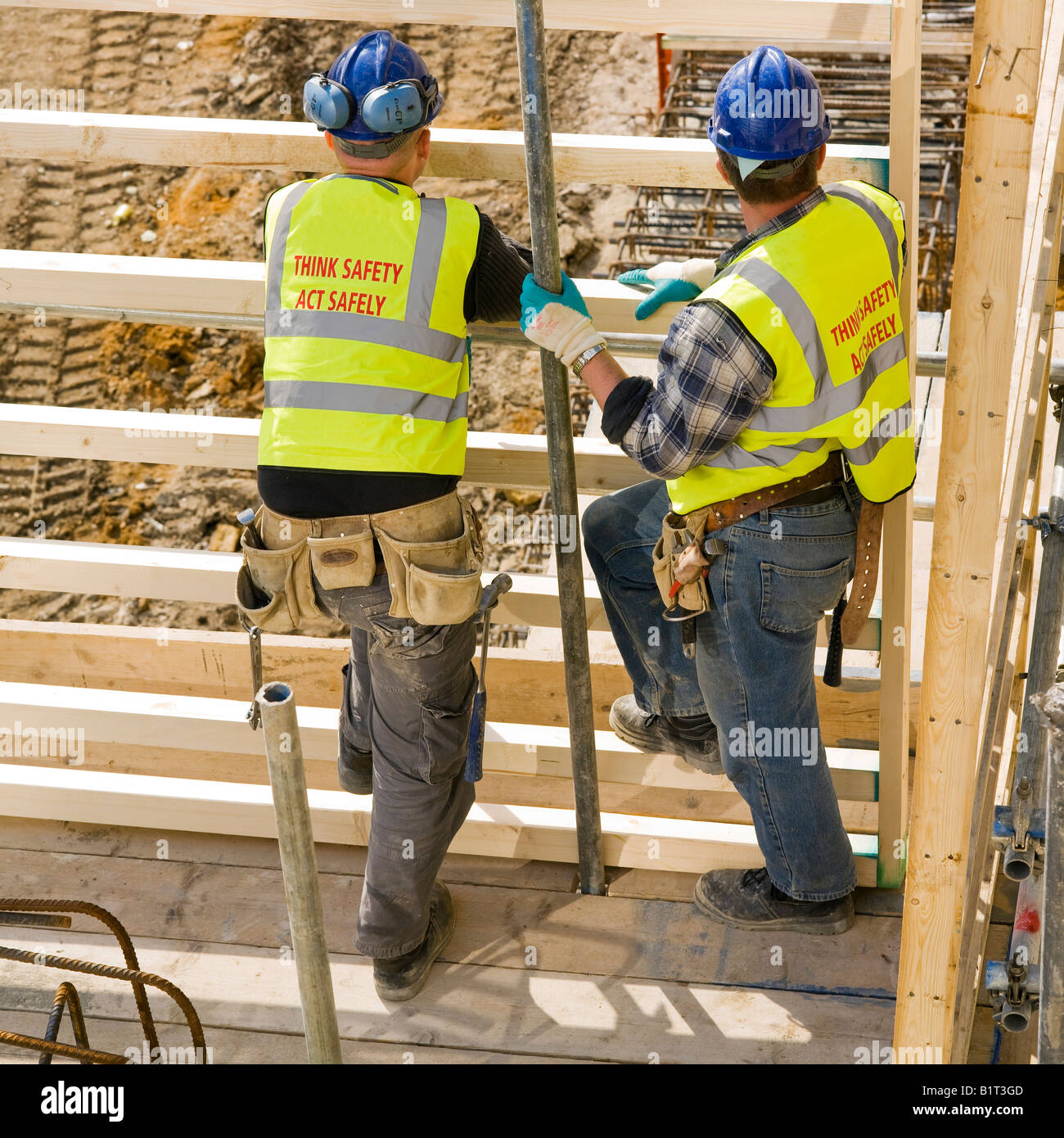 Bauarbeiter auf der Baustelle. Kein Model-Release erforderlich, so