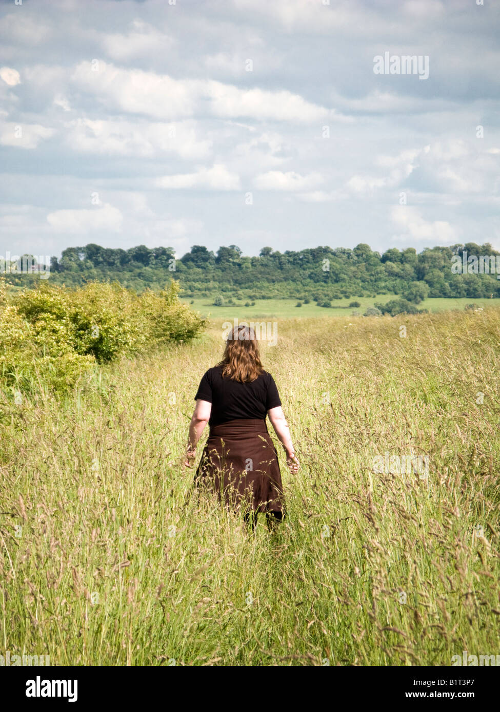 Frau allein zu Fuß in die Landschaft von East Yorkshire England UK Stockfoto