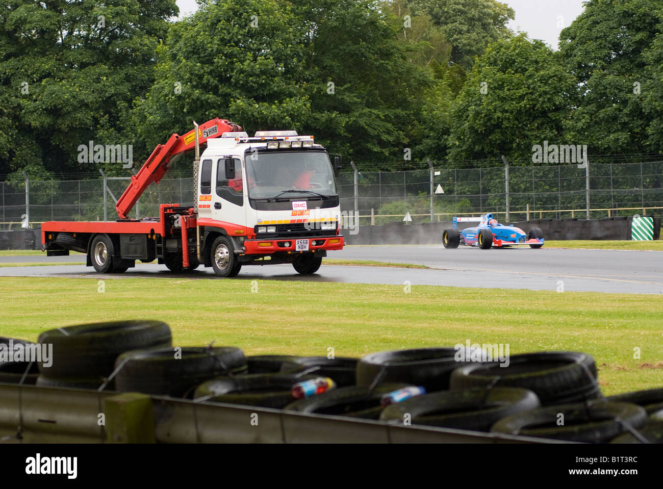 Formel Palmer Audi in Old Hall Ecke vergeht Recovery-Truck in der Boxengasse am Oulton Park Motor Racing Circuit Cheshire Stockfoto