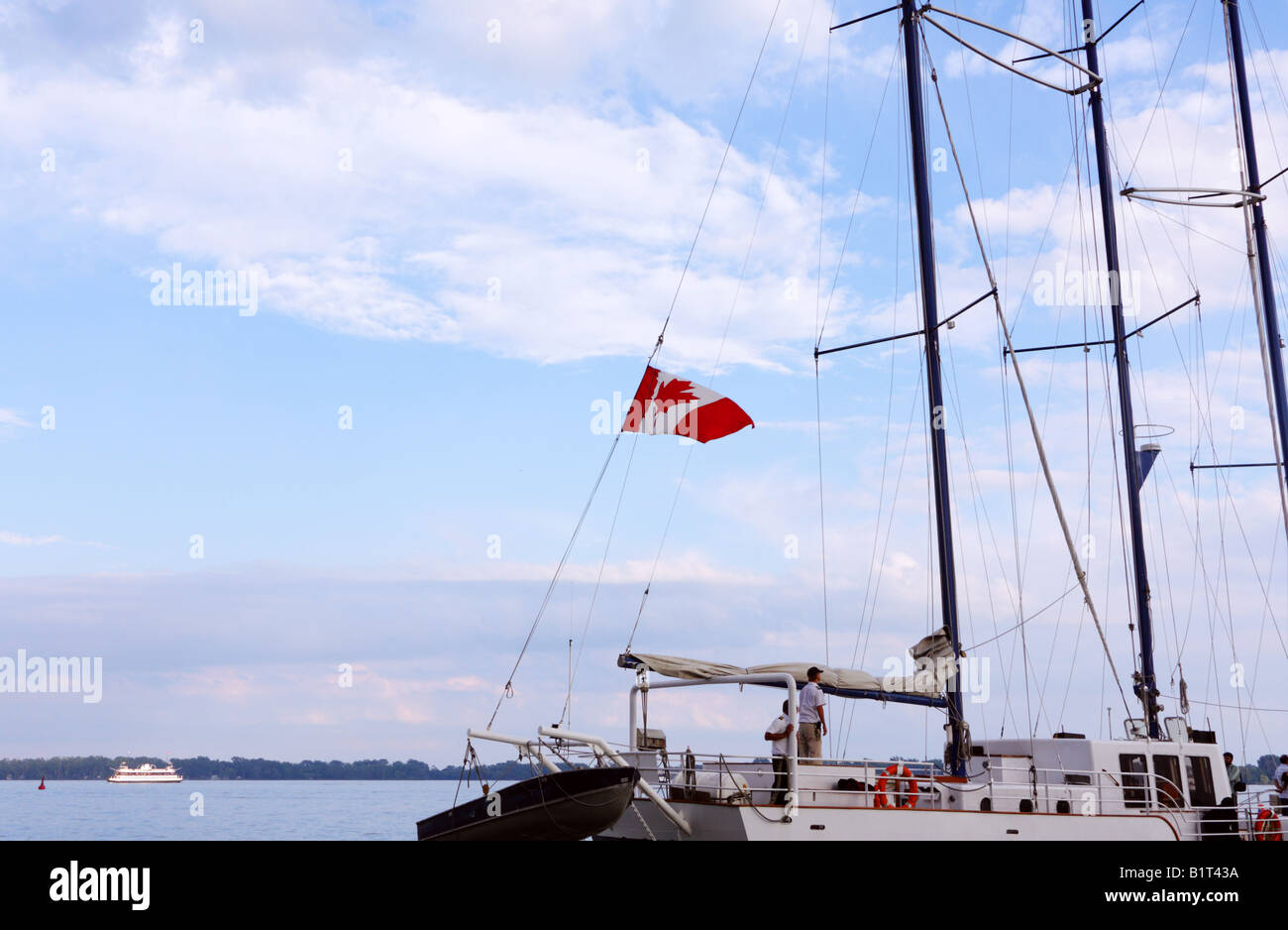 Tall Ship in Toronto Harbourfront, Queen's Quay Terminal mit Toronto Islands im Hintergrund Stockfoto