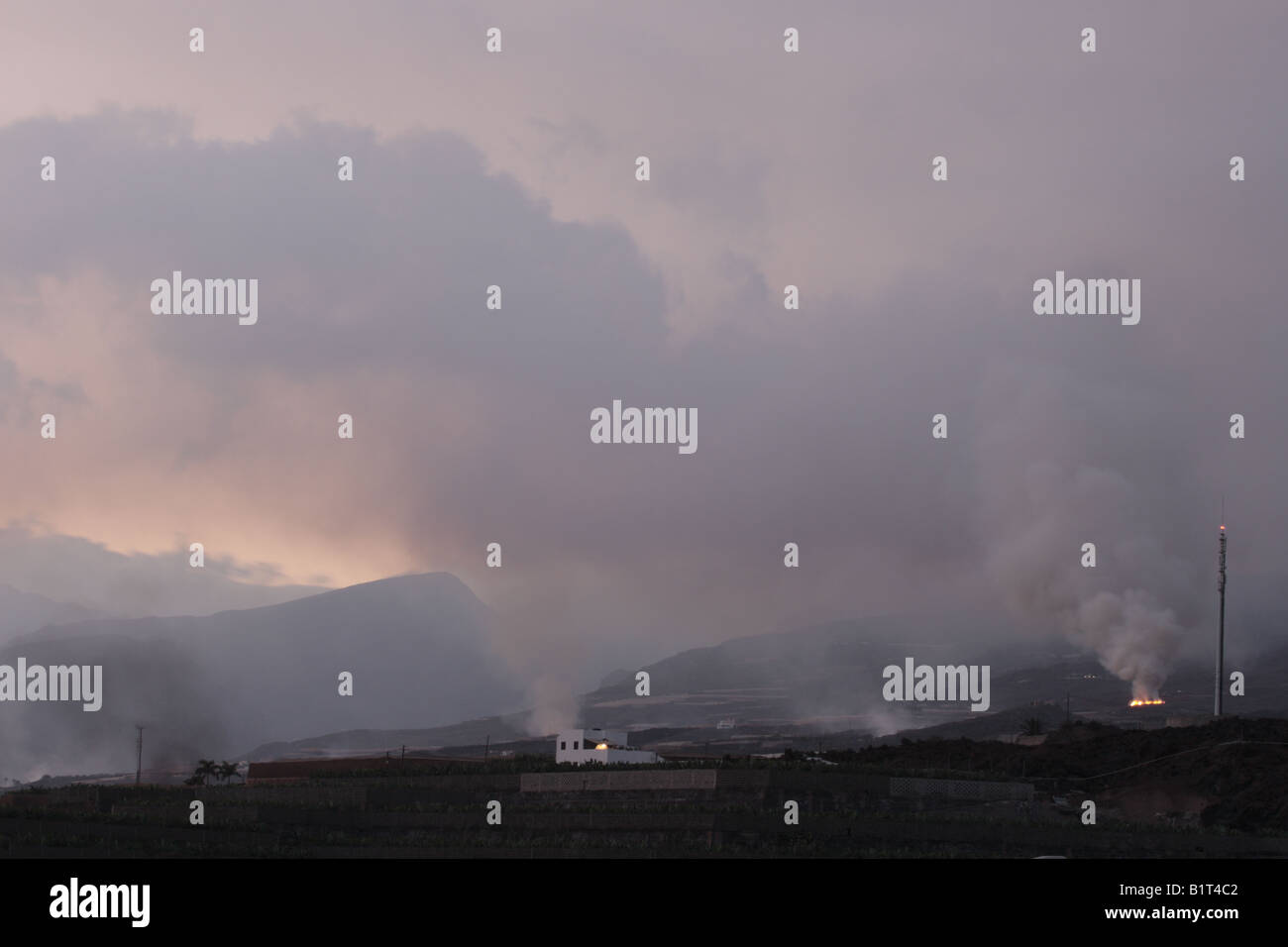 Rauch füllt den Himmel in der Abenddämmerung von 100 s von Freudenfeuer angezündet, um Johannes dem Baptisten Tag San Juan Bautista markieren 23. Juni Playa San Juan-Teneriffa Stockfoto