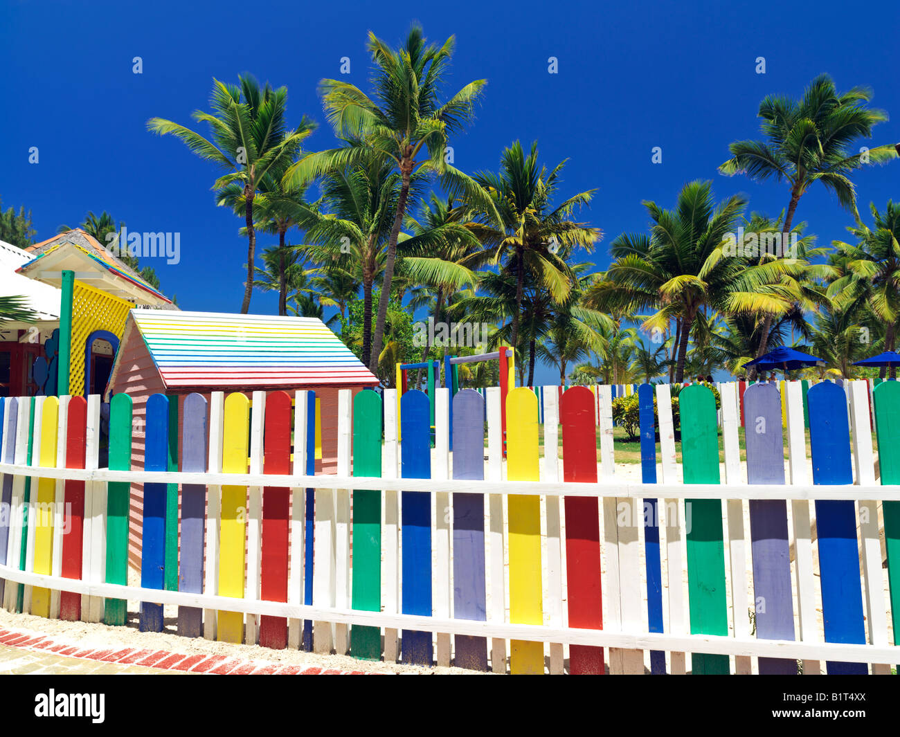 Dominikanische Republik Punta Cana Bavaro Beach Multi farbige Lattenzaun und Palmen Stockfoto