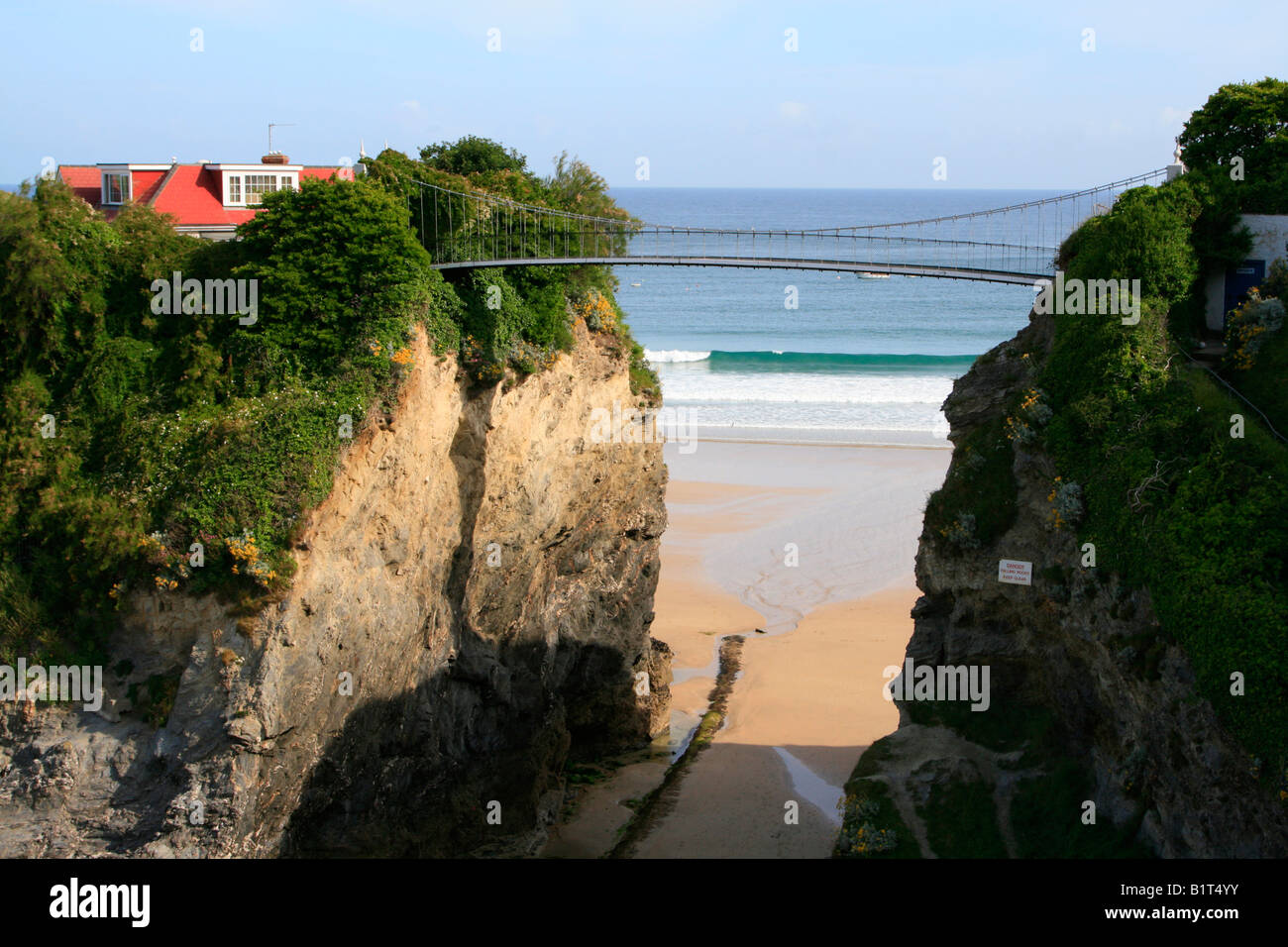 Newquay Strand Hangebrucke Zum Haus Auf Fels Cornwall