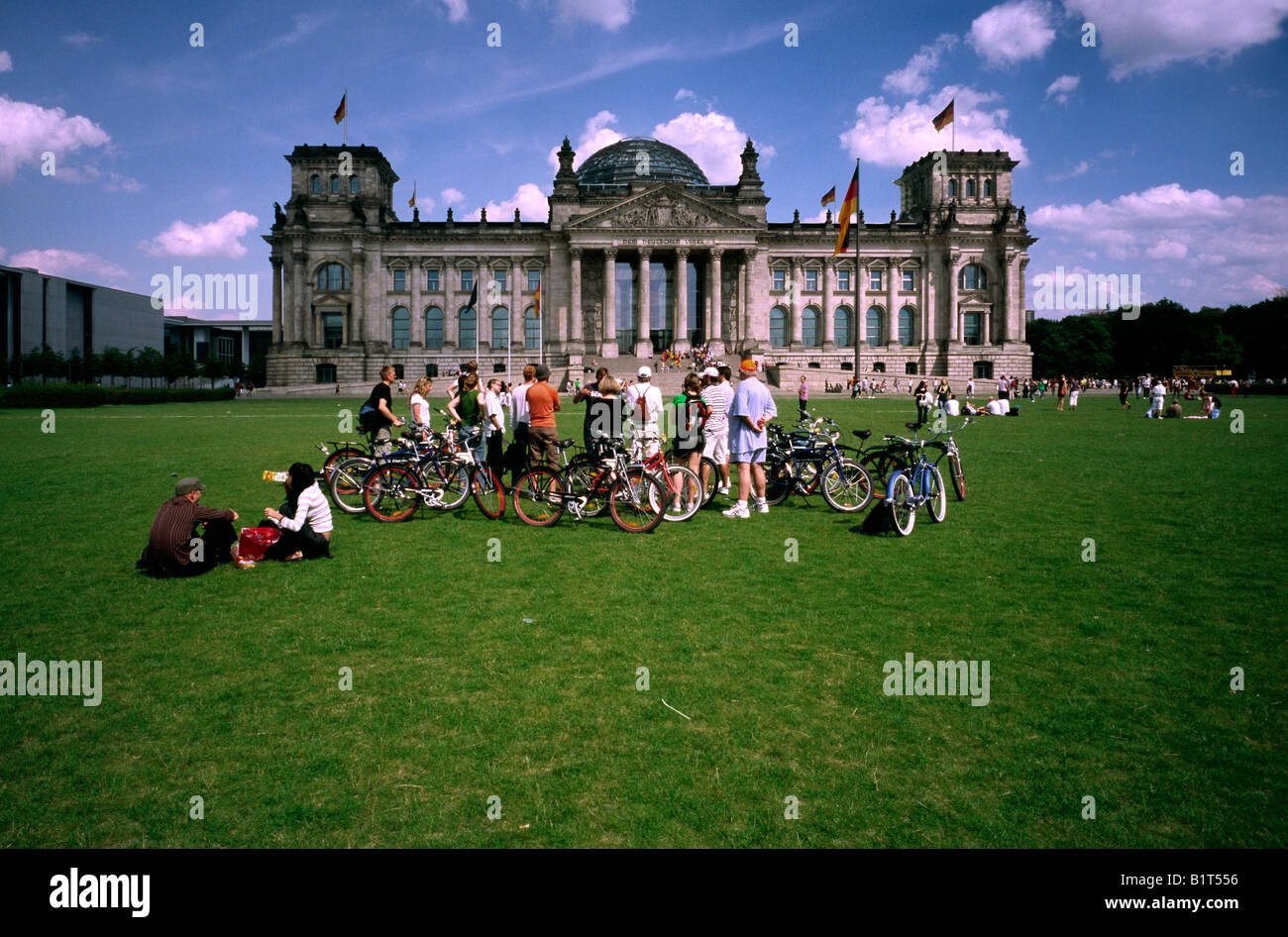 29. Juni 2008 - Gruppe von Radfahrern am Reichstag in der deutschen Hauptstadt Berlin. Stockfoto