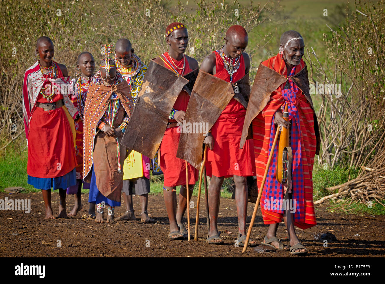 Masai Hochzeitszug ist der Vater der Braut vor auf dem Weg zur Zeremonie. Die Braut ist der dritte von links Stockfoto