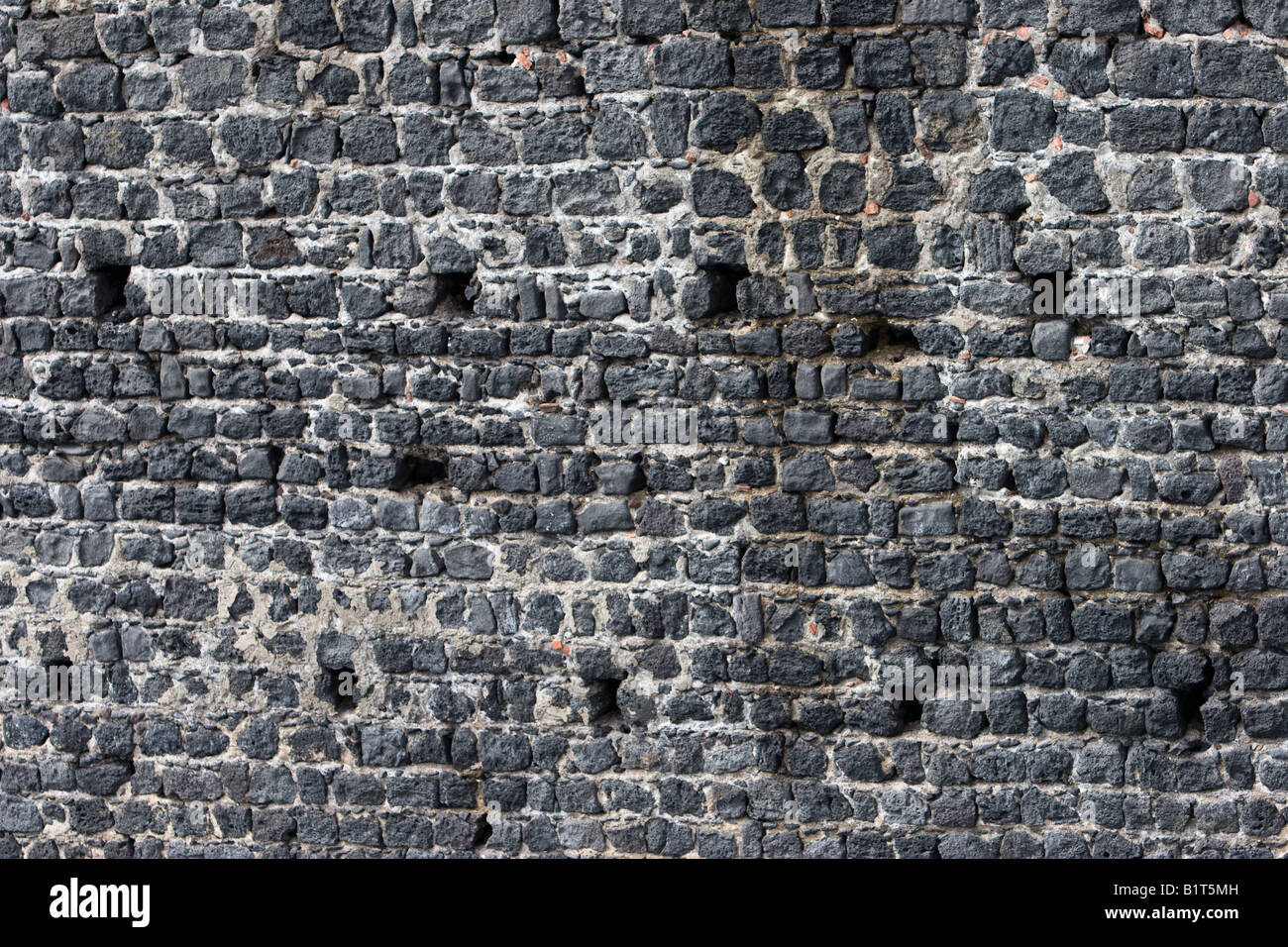 Bruchstein blockiert eine Stein-Stützmauer in Catania, Sizilien, Italien Stockfoto