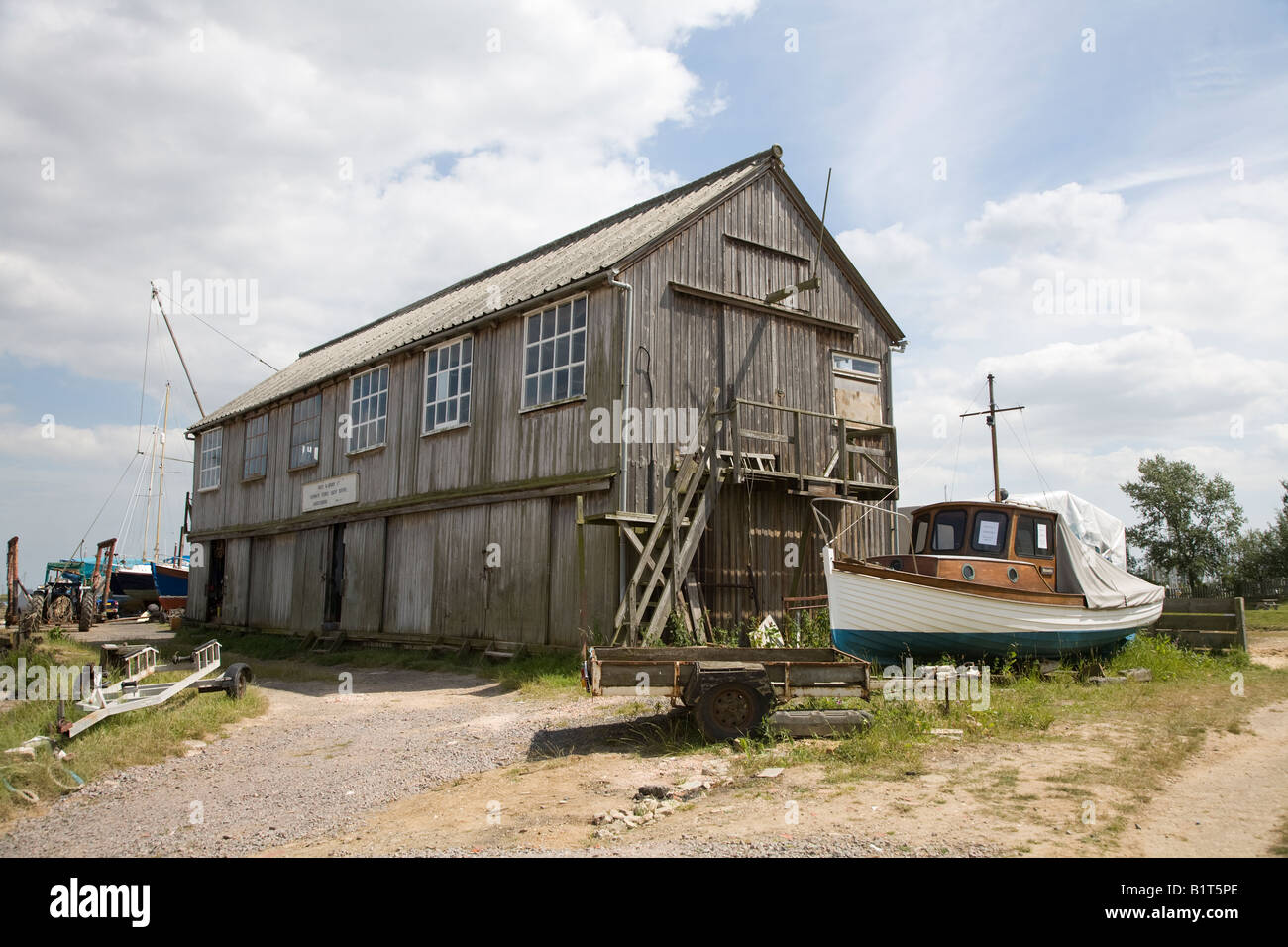 verfallene Workshop in einer Küstenstadt Werft Stockfoto