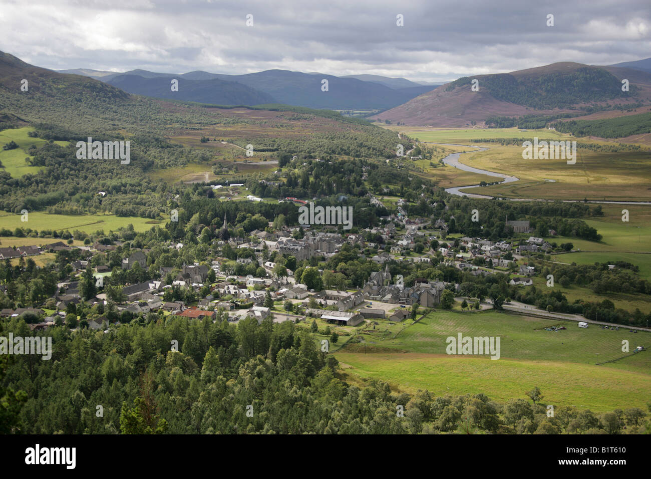 Dorf von Braemar, Schottland. Das Dorf Braemar mit den Cairngorms
