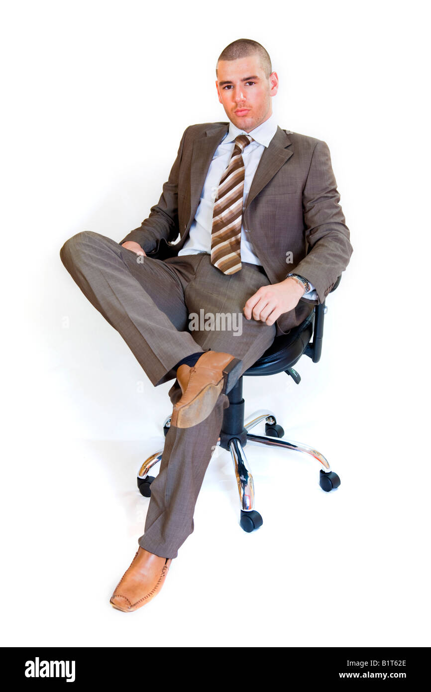Junger Geschäftsmann auf einem Bürostuhl sitzen. Stockfoto