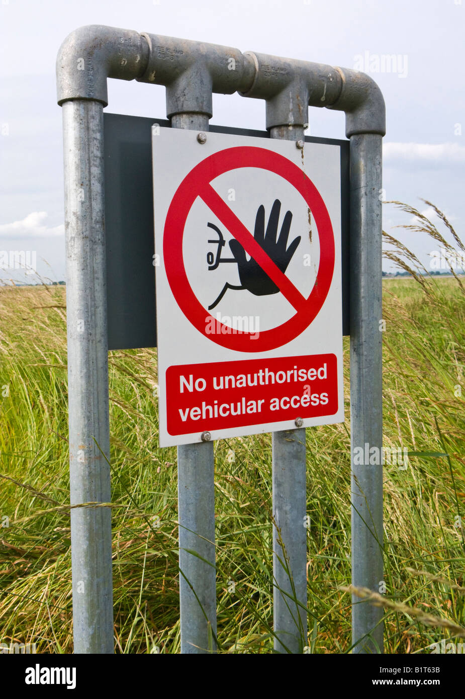 Keine unbefugten Fahrzeugverkehr Zeichen in der Landschaft England UK Verbot Fahrzeuge aus den Zugriff auf land Stockfoto