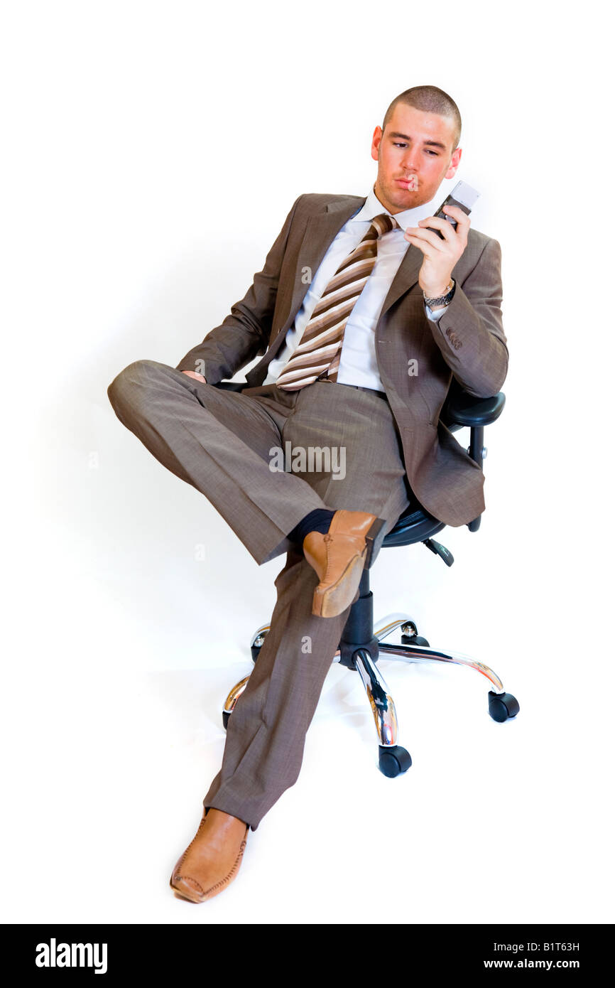 Junge Unternehmer sitzen auf einem Bürostuhl mit dem Handy telefonieren. Stockfoto