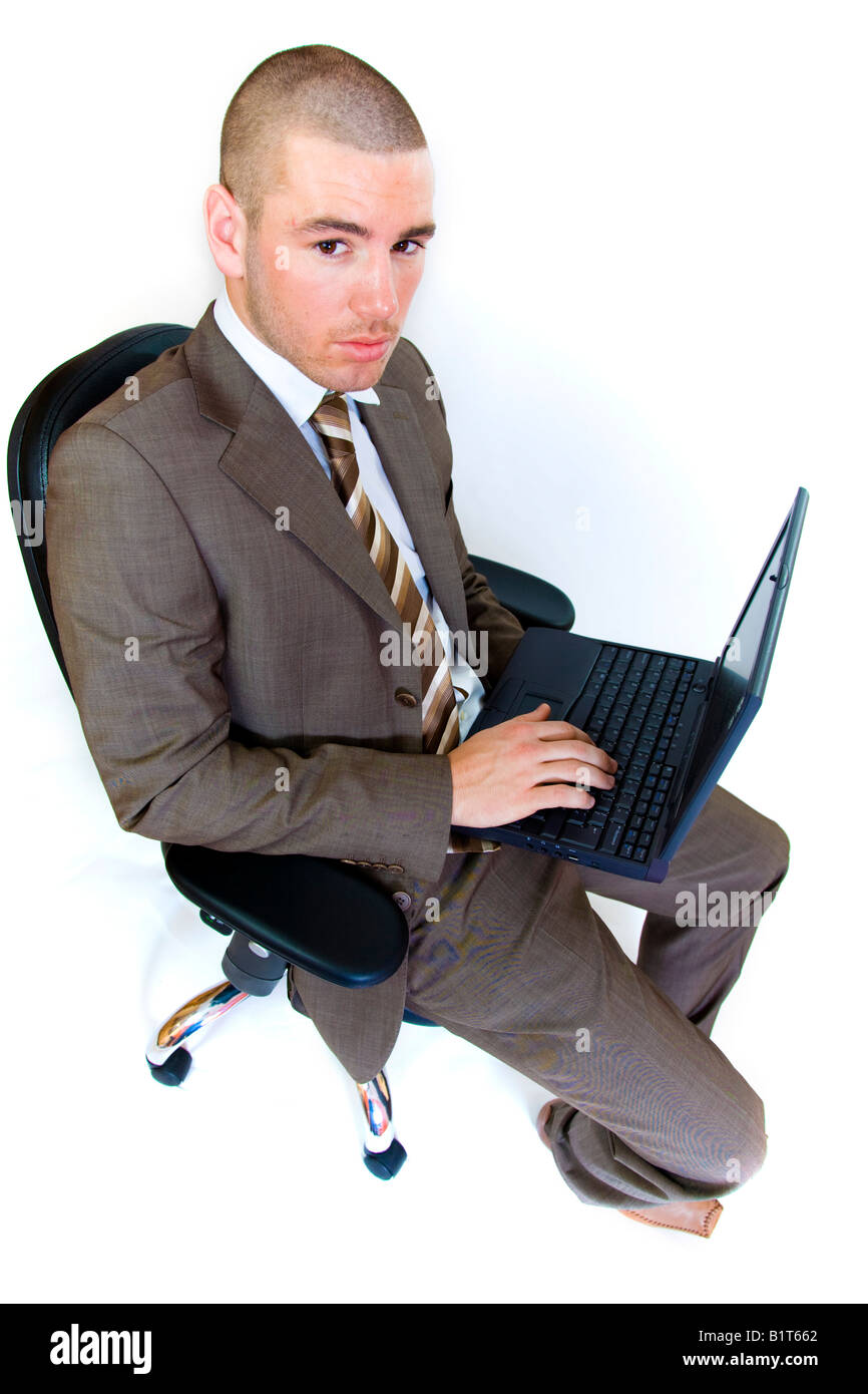 Junge Unternehmer sitzen auf einem Bürostuhl mit einem Laptop. Stockfoto