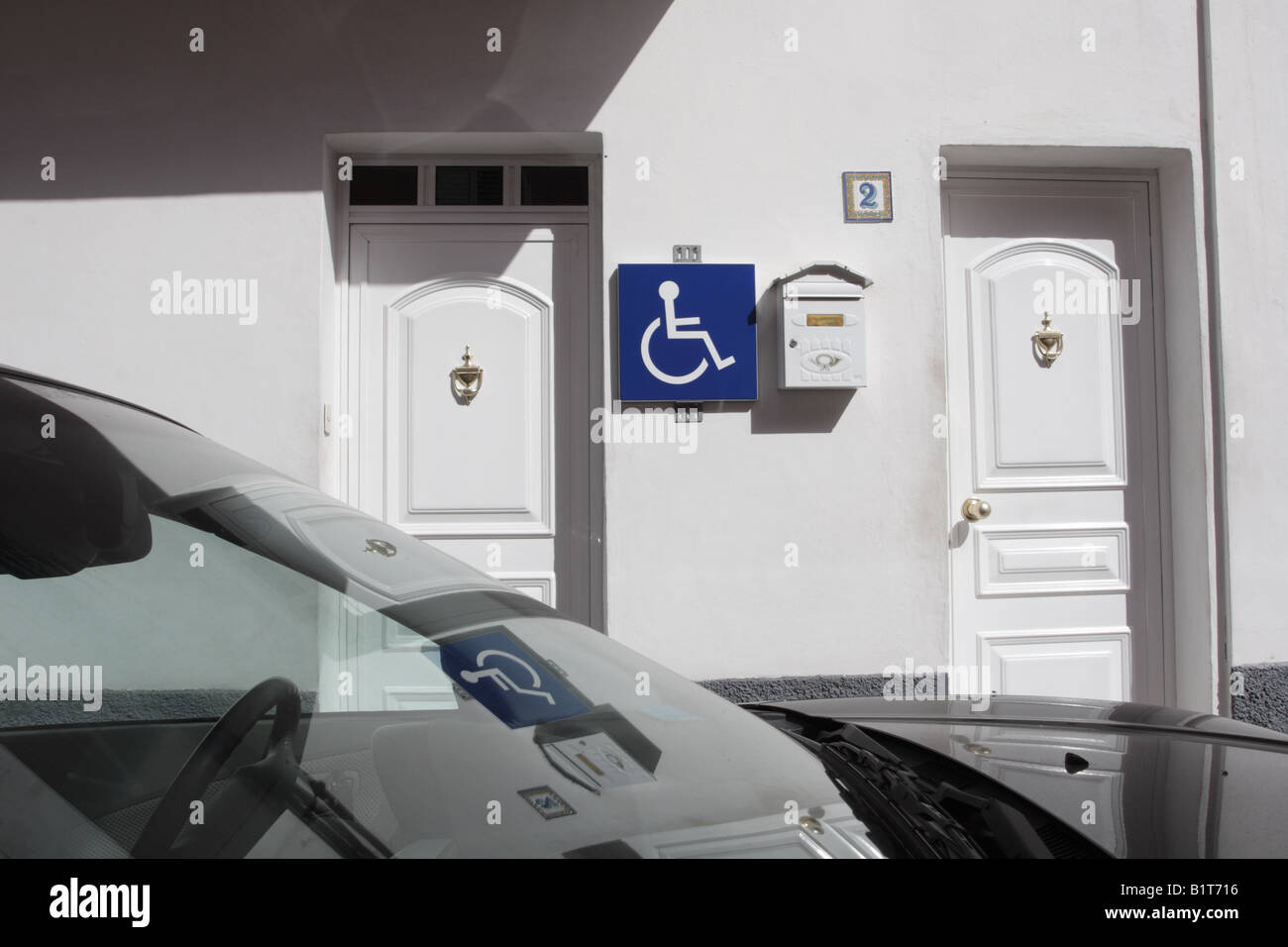 Behinderten Parkplatz Schild An Wand Vor Einem Haus Und Spiegelt Sich In Der Windschutzscheibe Eines Autos In Teneriffa Stockfotografie Alamy