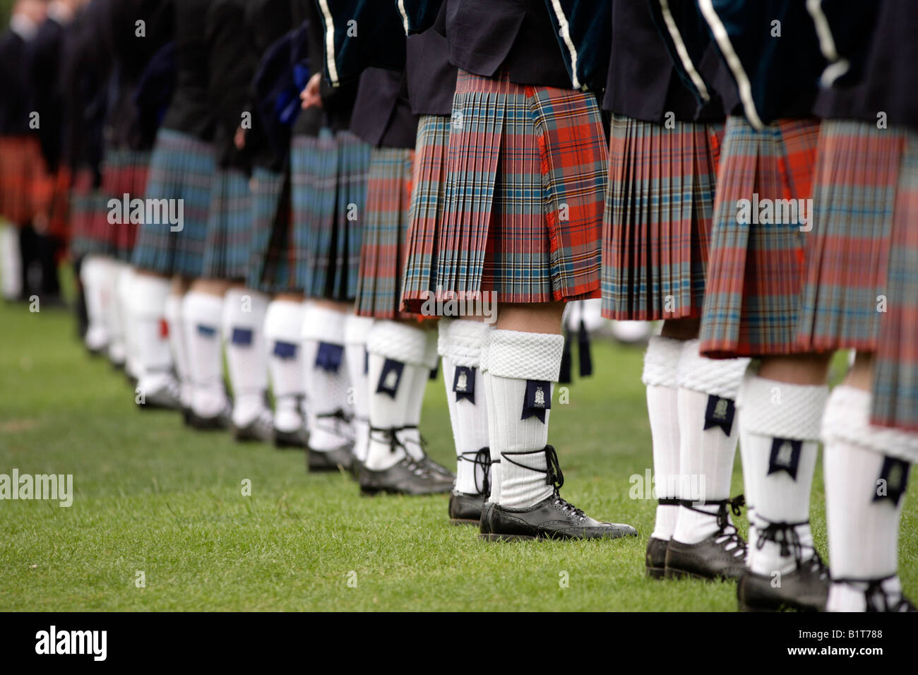 Eine Reihe von Männer tragen Kilts. Stockfoto