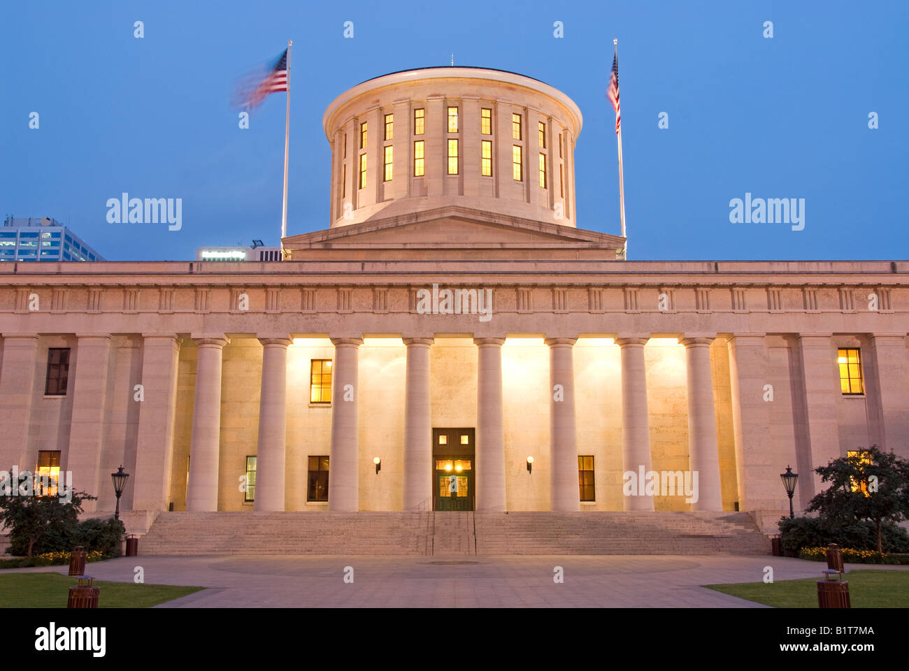 COLUMBUS, Ohio - Ohio Statehouse (Ohio State Capitol Building) in Columbus, Ohio, in der Dämmerung. Dies ist die Westfassade, wie vom Capitol Square gesehen. Die Ohio Statehouse ist der Sitz der Regierung des Ohio State Legislature. Mit griechischen Revival Architektur, das Gebäude wurde von 1839 bis 1861 construced und bleibt einer der ältesten Arbeiten statehouses. Es verfügt über eine ungewöhnliche konische Turm statt einer Kuppel als viele andere statehouses haben. Stockfoto