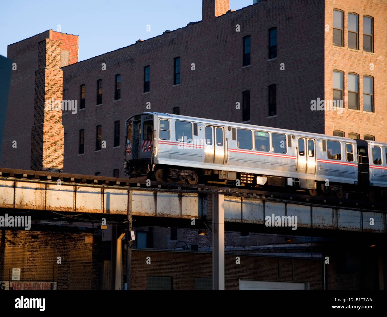 Ein Zug von Chicago L bahnt sich ihren Weg durch die Stadt Stockfoto