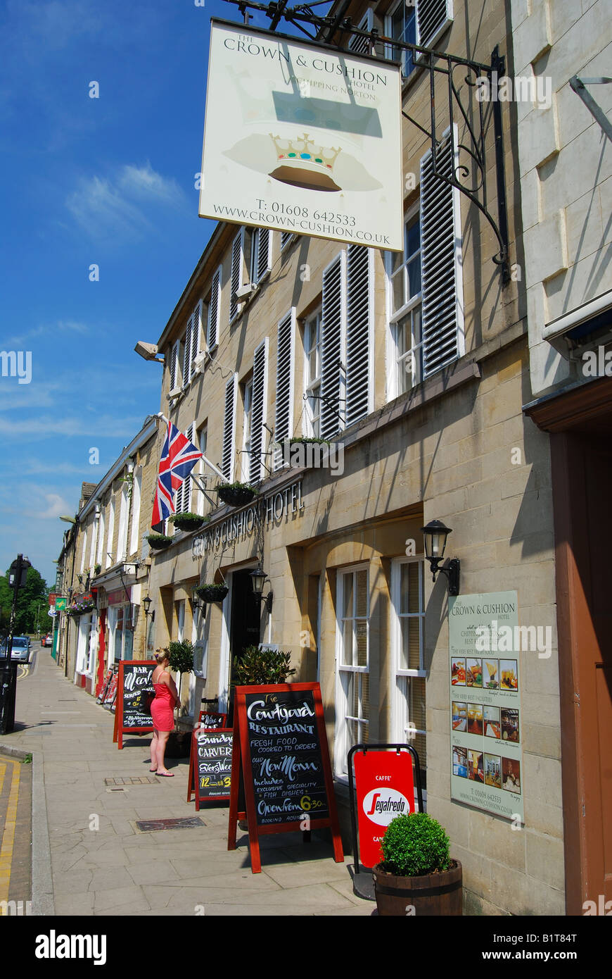 Krone & Kissen Hotel, High Street, Chipping Norton, Oxfordshire, England, Vereinigtes Königreich Stockfoto