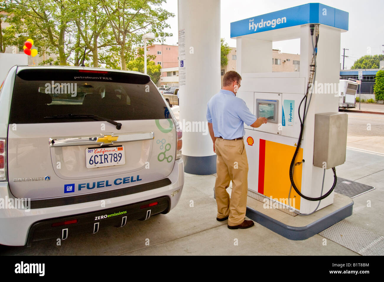 Treiberinformationen Eingaben in eine Wasserstoff-Pumpe an einer Tankstelle von Los Angeles zum Nachfüllen der Tank von einer Null-Emissions-Chevrolet Stockfoto