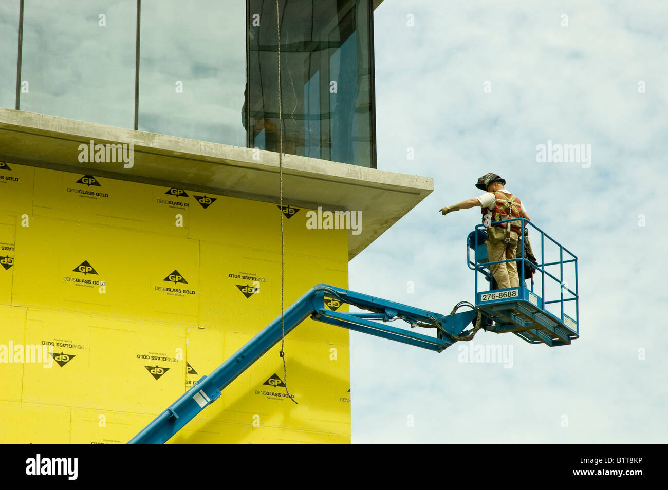 Mann in Bau "Mann-Lift" ausführende Tätigkeiten. Stockfoto