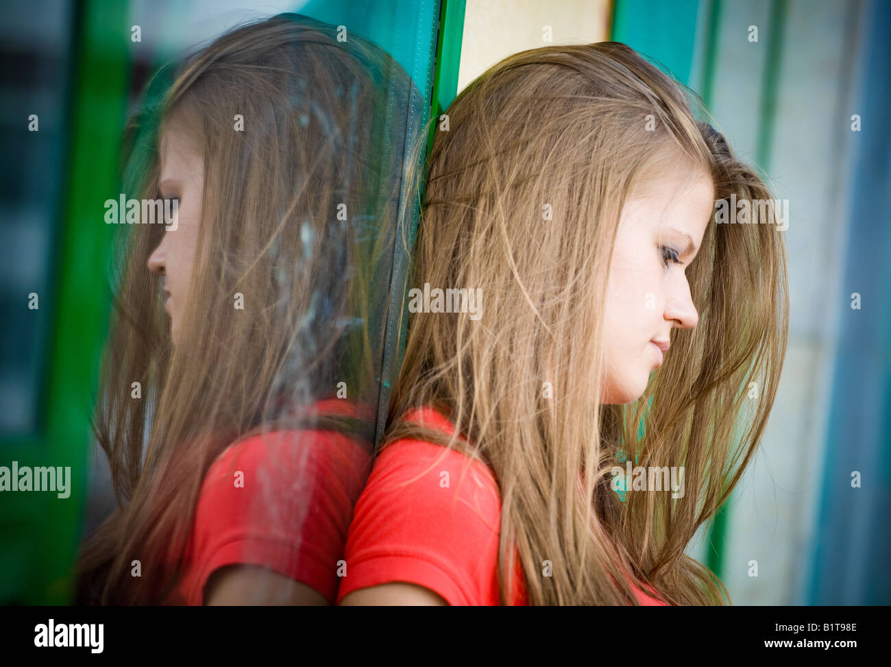 Junge nachdenkliche Frau am Fenster Stockfoto