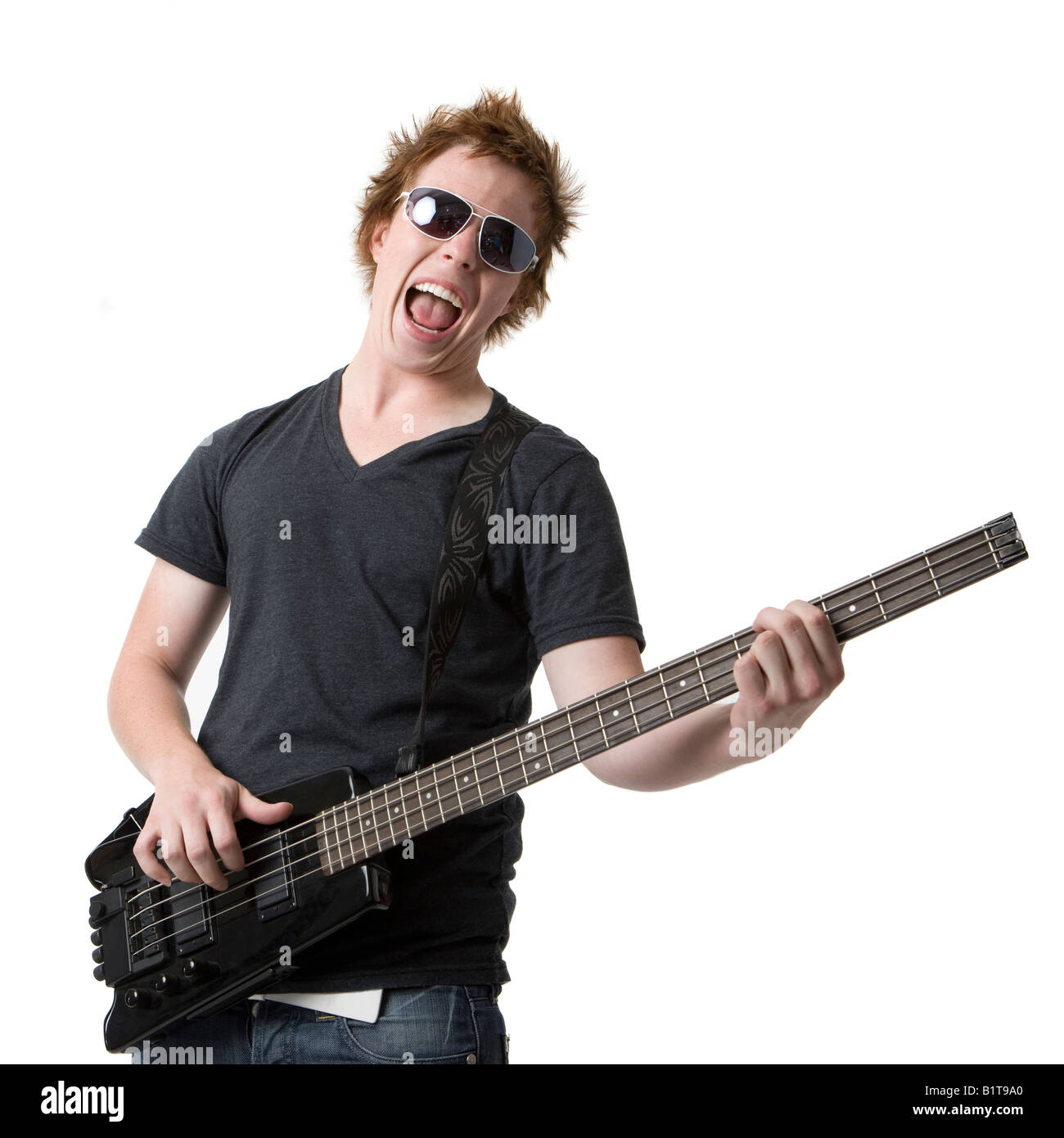Ein Kumpel in Sonnenbrille Felsen heraus mit einem e-Bass Stockfoto