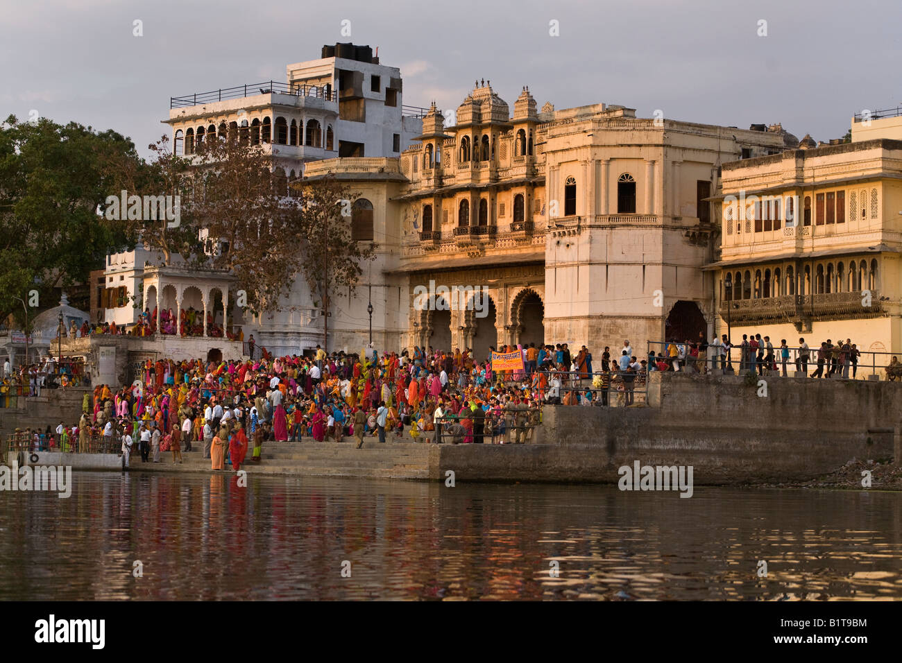 Rajasthani Frauen versammeln sich am die GANGAUR GHAT am Ufer des PICHOLA-See für die GANGAUR FESTIVAL UDAIPUR RAJASTHAN Indien Stockfoto