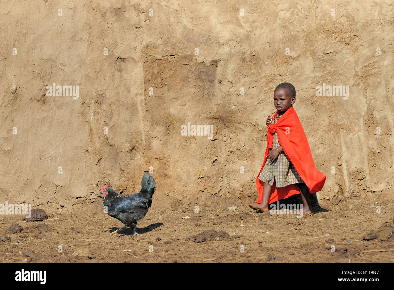 Masai jungen auf dem Weg zu einer Hochzeitszeremonie in seinem Dorf Stockfoto