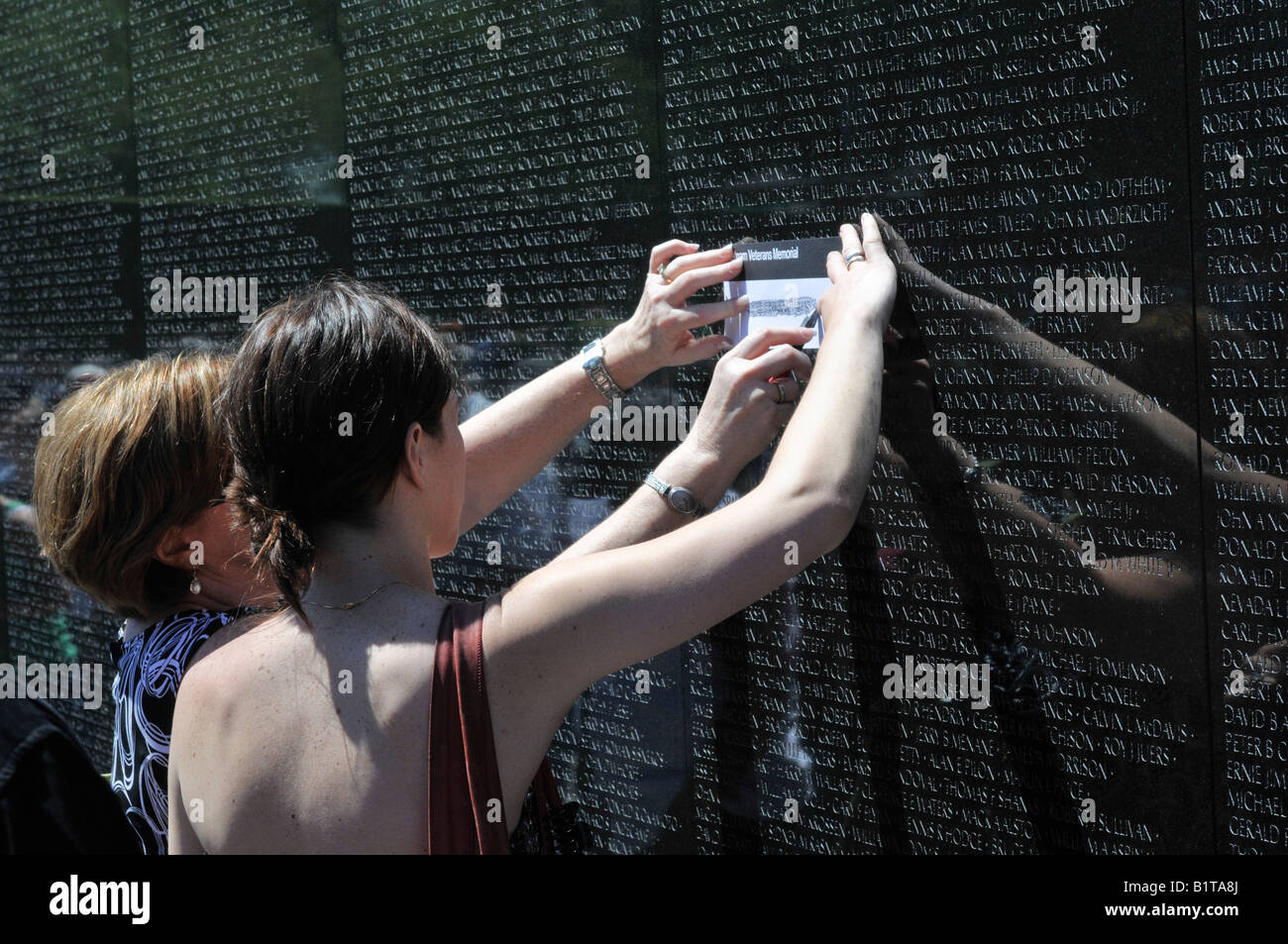 Verfolgen einen Namen in das Vietnam Memorial während Rolling Thunder 2008. Stockfoto