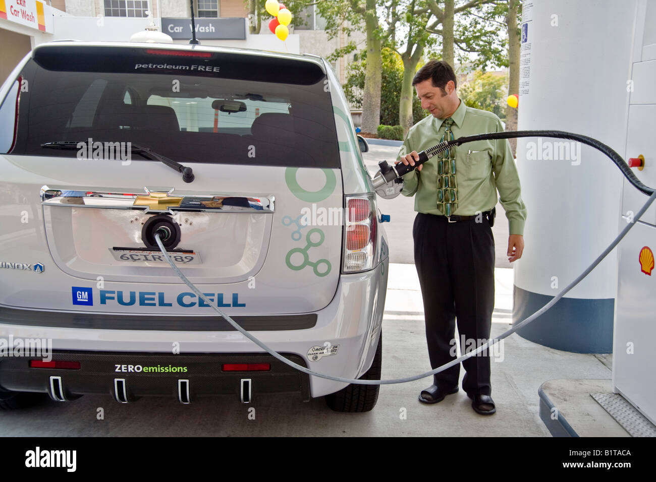 Fahrer an einer Wasserstoff-Zapfsäule an einer Tankstelle in Los Angeles bereitet sich auf den Tank der ein futuristisches Null-Emissions-Chevrolet Nachfüllen Stockfoto